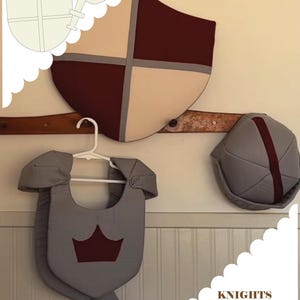 Peut inclure: Un ensemble d'armure de chevalier en tissu comprenant un bouclier avec un motif de croix crème et bordeaux, un plastron gris avec une applique de couronne bordeaux et un casque gris avec une bande bordeaux. L'image inclut un patron de couture et le texte : KNIGHTS ARMOUR PDF sewing pattern avalon horn patterns.