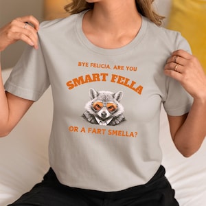 QR Por felicia ¿eres un tipo inteligente o un pedo Esmella? F... Código QR, camiseta electrónica unisex, camiseta retro de mapache de dibujos animados Adiós Felicia Meme divertido