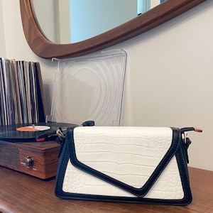 Bolso asimétrico en blanco y negro