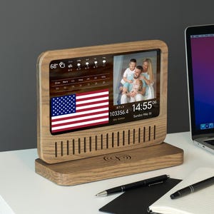 Personalized Wooden DAKBoard Display – 10″ Smart Tabletop with Photos, Weather & Charging