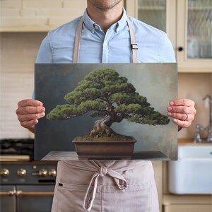 Op de afbeelding: Een rechthoekige canvasprint met een gedetailleerde illustratie van een groene bonsaiboom met een dikke, getextureerde stam geplant in een bruine rechthoekige pot. De boom heeft dicht, gelaagd gebladerte tegen een zachte, neutrale achtergrond.