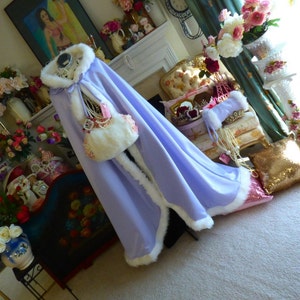 サマーガーデンパーティー用 フロア丈 52インチ ブライダルケープ ペールライラック/アイボリー サテン フード付き リバーシブル クローク ファートリム付き ハンドメイド イン USA