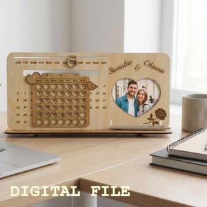 Calendario perpetuo personalizzato SVG / Cornice portafoto scorrevole tagliata al laser / Regalo di nozze per coppia / Regalo per la festa della mamma / Decorazione da scrivania / DXF