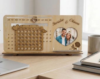 Ewiger Kalender Holz SVG | Fotorahmen Laserdatei | Personalisiertes Hochzeitsgeschenk | Muttertag Geschenk Oma | Tischkalender | 2026