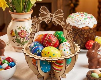 Puede incluir: Una cesta de Pascua de madera llena de huevos decorados de colores. La cesta tiene un asa decorativa con forma de lazo. Un jarrón con flores, un pastel y conejitos de chocolate también están en la imagen, creando una escena de Pascua.