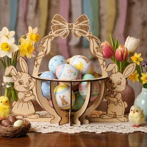 Może przedstawiać: Drewniany kosz wielkanocny wypełniony zdobionymi jajkami, otoczony drewnianymi figurkami królików i żonkilami. Kosz ma uchwyt w kształcie kokardy. Małe gniazdo z jajkami i żółte pisklę znajdują się na pierwszym planie.