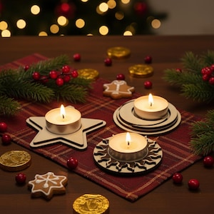 Może przedstawiać: Świąteczna scena z zapalonymi świecami typu tealight w dekoracyjnych drewnianych świecznikach. Świeczniki mają kształt gwiazdy, słońca i kół. Scena obejmuje czerwoną kratowaną podkładkę, gałązki zieleni, czerwone jagody i piernikowe ciasteczka.