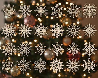 Könnte beinhalten: Eine Sammlung von vierundzwanzig Holz-Schneeflocken-Ornamenten in verschiedenen Designs. Die Schneeflocken sind hellbraun und vor einem verschwommenen Hintergrund eines Weihnachtsbaums mit Lichtern und Kugeln ausgestellt.