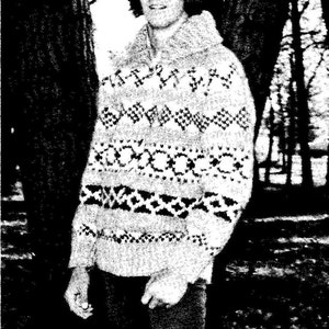 Puede incluir: Una foto en blanco y negro de una persona que lleva un su&eacute;ter estampado. La persona est&aacute; de pie frente a un &aacute;rbol.