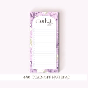 Può includere: Un blocco note a strappo da 10x20 cm con un pannello centrale bianco ad arco che riporta il testo market list e una serie di linee orizzontali con caselle di controllo circolari, circondato da un bordo di fiori di iris viola chiaro.