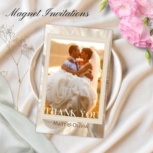 Personalisiertes Foto-Andenken mit Umschlag | Personalisiertes Hochzeitsgeschenk für Gäste von LolaMir Designs - Modern