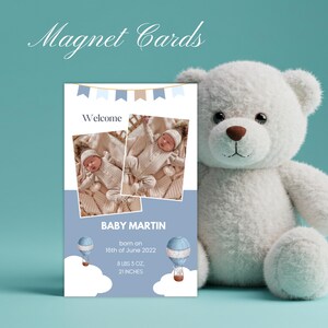 Ímã personalizado para anúncio de nascimento de bebê – Lembrança com foto personalizada e envelope | Presente magnético para recém-nascido em balões azuis vibrantes