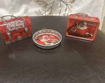Juego de 3 mini adornos de lata de Coca Cola con logotipos de Papá Noel