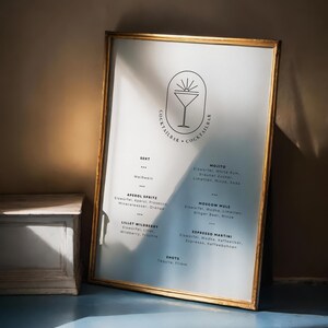 K&ouml;nnte beinhalten: Eine goldene Speisekarte mit einem Cocktailglas-Symbol und dem Text "Cocktailbar Cocktailbar". Die Speisekarte listet verschiedene Cocktails auf, darunter Sekt, Aperol Spritz, Lillet Wildberry, Mojito, Moscow Mule, Espresso Martini und Shots.