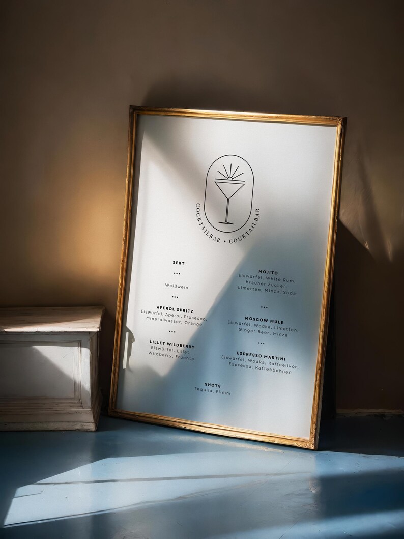 K&ouml;nnte beinhalten: Eine goldene Speisekarte mit einem Cocktailglas-Symbol und dem Text "Cocktailbar Cocktailbar". Die Speisekarte listet verschiedene Cocktails auf, darunter Sekt, Aperol Spritz, Lillet Wildberry, Mojito, Moscow Mule, Espresso Martini und Shots.