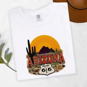 Arizona Route 66 T-Shirt - Vintage Southwest Vibe, Pamiątkowa odzież podróżna, Koszulka Road Trip, Amerykańscy podróżnicy po południowo-zachodnich Stanach Zjednoczonych, Prezent dla niego