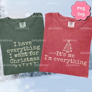 以下が含まれることがあります： 白文字で書かれた、緑と赤の2枚のComfort Colors Tシャツ。緑のシャツには「クリスマスに欲しいものはすべて持っています」と書かれています。赤いシャツには、クリスマスツリーのグラフィックとともに「私です、私はすべてです」と書かれています。