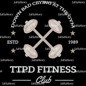 Könnte beinhalten: Schwarze Grafik mit gekreuzten Hanteln, Text "DOWN BAD CRYING AT THE GYM" und "TTPD FITNESS Club." Enthält "ESTD 1989" und Sterne. Ein Fitness-Design.