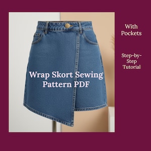 Può includere: Una gonna a portafoglio in denim con tasche, esposta su un supporto. La gonna è di un lavaggio blu medio con chiusura a bottone e cuciture visibili. Il testo sull'immagine recita "Wrap Skort Sewing Pattern PDF" e "With Pockets, Step-by-Step Tutorial."