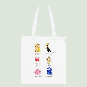 Könnte beinhalten: Weißer Shopper mit farbenfrohen Illustrationen berühmter Kunstwerke und Künstler, darunter Gustav Klimt, Basquiat und Yayoi Kusama. Die Tasche hat ein schlichtes Design mit zwei Tragegriffen.