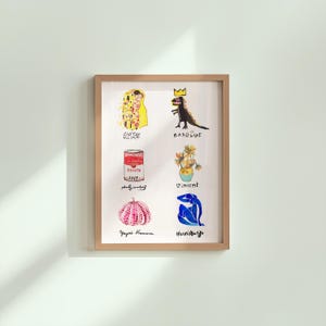 Puede incluir: Una impresi&oacute;n art&iacute;stica enmarcada con ilustraciones coloridas de obras de arte y artistas famosos, incluyendo un dinosaurio con corona, una lata de sopa de tomate y una calabaza rosa. La impresi&oacute;n est&aacute; en un marco de madera marr&oacute;n claro.