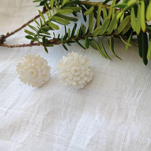 COTTAGE CORE • VTG 90s - Y2K white floral stud shabby chic style earrings, Coquette Core