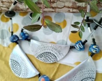 グローバルシック • ヴィンテージ職人によるハンマー仕上げのシルバートーンのディスクとパウダーガラスビーズのネックレス、アフリカンスタイル