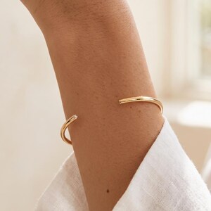 Pulsera minimalista ajustable de oro de 14 quilates con circonitas cúbicas - Brazalete fino y delicado - Joyería ligera para el día a día - Regalo sencillo de pulsera de oro apilable