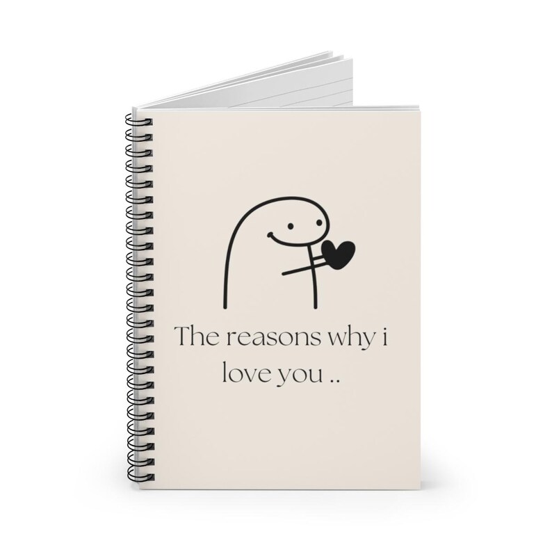 Peut inclure: Un carnet &agrave; spirales avec une couverture de couleur cr&egrave;me. La couverture pr&eacute;sente un dessin simple d'un bonhomme en b&acirc;ton tenant un c&oelig;ur. Le texte "The reasons why i love you..." est imprim&eacute; sous le dessin.