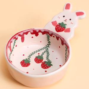 Erdbeer-Häschen-Sauciere und Kaffeelöffel Handgemachte Keramik niedlichen Häschen Minischüssel für Dips rosa Keramik Geschenk Salate Creme niedlich Dishware