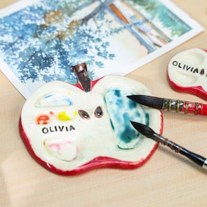 Paleta de acuarela de manzana de cerámica hecha a mano: regalo de artista personalizado / Un compañero de pintura portátil y divertido. Lindo llavero de paleta de frutas.