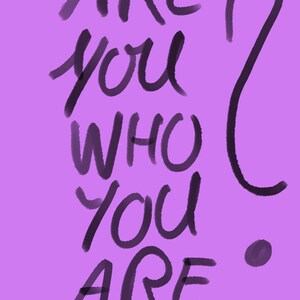 Könnte beinhalten: Lilafarbener Hintergrund mit dem Text "ARE YOU WHO YOU ARE?" in schwarzer Kursivschrift.