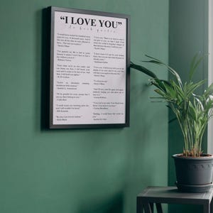 K&ouml;nnte beinhalten: Ein schwarzer gerahmter Druck mit dem Text "I Love You" in wei&szlig;en Buchstaben. Der Druck zeigt eine Sammlung von Zitaten &uuml;ber die Liebe von verschiedenen Autoren und Dichtern.