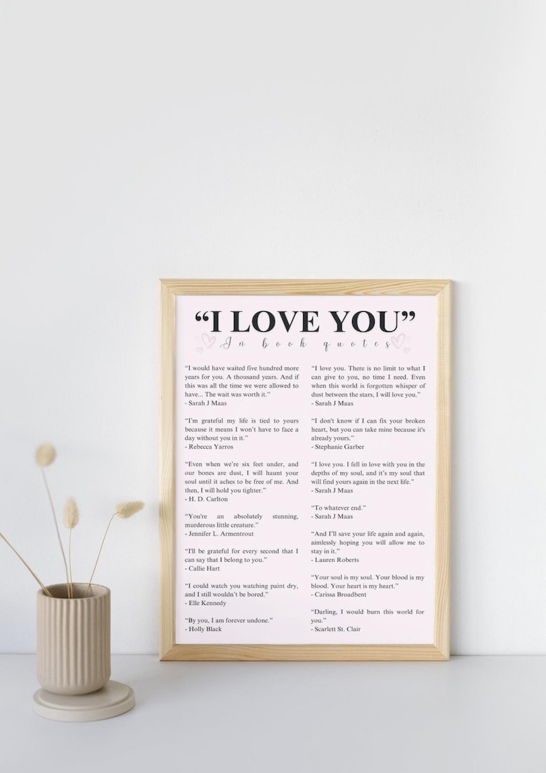K&ouml;nnte beinhalten: Ein druckbares Wandbild mit rosa Hintergrund und wei&szlig;em Text. Der Text enth&auml;lt Zitate &uuml;ber die Liebe aus B&uuml;chern. Der Titel des Designs lautet "Ich liebe dich" in Buchzitaten.