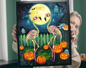 Pode incluir: Ilustração de Halloween com dois flamingos esqueléticos com detalhes em rosa, em frente a uma cerca verde. O fundo inclui uma lua cheia, morcegos, fantasmas e abóboras esculpidas. A obra está emoldurada em preto.