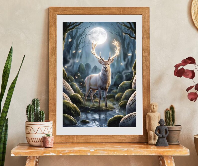 Op de afbeelding: Een ingelijste kunstdruk toont een witte hert met gloeiende geweien in een maanverlicht bos. Het kunstwerk toont een sereen landschap met een beek, met mos bedekte rotsen en een volle maan.