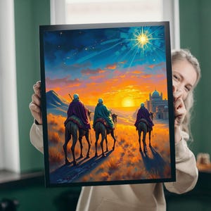 以下が含まれることがあります： ローブを着た3人の人物が、ラクダに乗って、明るい星が輝く空の下、遠くの街に向かって歩いています。人物は、金色に輝く夕焼けと空に輝く明るい星を背景にシルエットになっています。