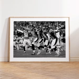 Plakat Denver Broncos, wydruk NFL, Denver Broncos, wydruk fana, czarno-biała sztuka ścienna, wystrój sportowy, wydruki fotograficzne, prezent futbolu amerykańskiego