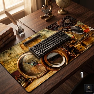 Peut inclure: Un tapis de bureau rectangulaire avec un fond de carte de style vintage, une grande boussole en laiton, une loupe et une chaîne dorée. Un clavier mécanique noir et une souris d'ordinateur noire sont posés sur le tapis.