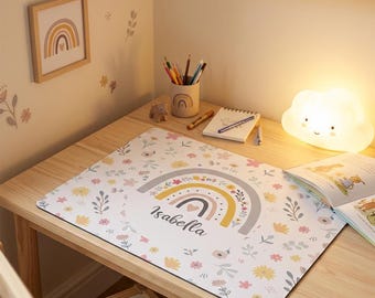 Personalisierte Regenbogen-Schreibtischunterlage | XXL Mauspad mit Namen – Geschenk für Kinder, Büro oder Homeoffice