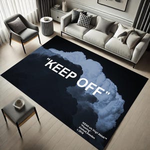 Può includere: Un tappeto nero e blu con un design a nuvole bianche e il testo "KEEP OFF" in bianco. Il tappeto include anche il testo "IKEA® c/o Virgil Abloh™" "Flooring" Almhult, Svezia c.2019.