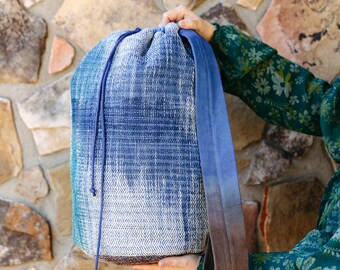 Bolso bandolera de sarga, tejido y teñido a mano, en tonos azul, verde azulado y marrón