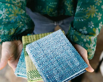 Handgjorda resedagböcker med inbundna papper och handvävda, handfärgade bokomslag