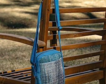Bolso pequeño de mano tejido a mano en sarga azul, verde azulado y marrón, elaborado con cáñamo y lino, con correa ajustable