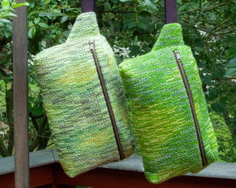 Riñonera verde claro tejida a mano con hilo de lino y lana