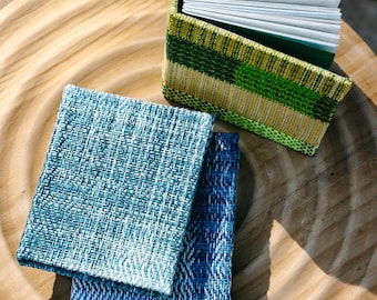 Diarios de viaje hechos a mano con tapas de libro tejidas y teñidas a mano