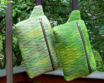 Riñonera tejida a mano en verde oscuro y amarillo, hecha con hilo de lino y lana