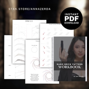 以下が含まれることがあります： アン・グエンによる「ナノブロウパターンワークブック」というタイトルの白黒のワークブック。表紙には、黒いペンを持った女性と、眉のシェーピング練習が書かれたスパイラルバインディングのノートが写っています。