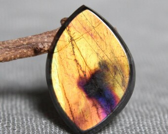 Zeldzame Finse spectroliet cabochon gele losse edelsteen uit Finland 19 x 13 mm