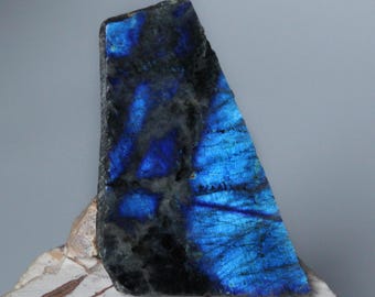 Donkerblauwe Finse spectroliet-labradoriet cabochonplaat, Ylamaa